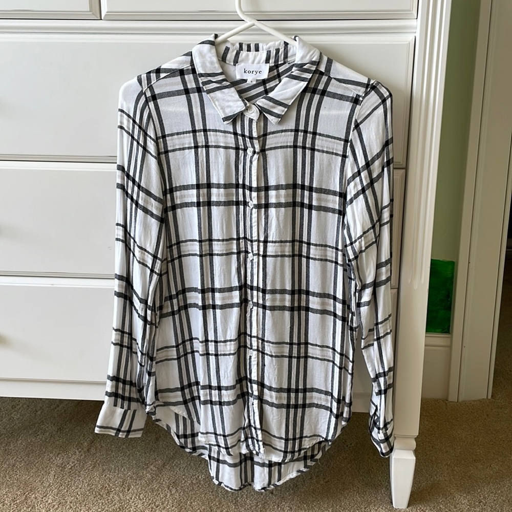 Women’s Koyre long sleeve, button down shirt. Size small. White/ black/tan plaid